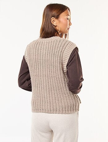 Gilet smanicato con apertura abbottonata
