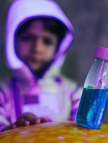 Giocattolo per neonato bottiglia sensoriale con suono | Petit Boum