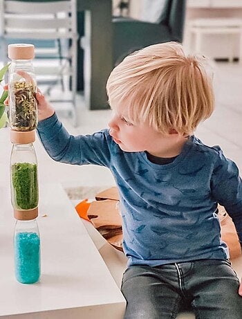 Giocattolo per neonato bottiglia sensoriale con suono | Petit Boum