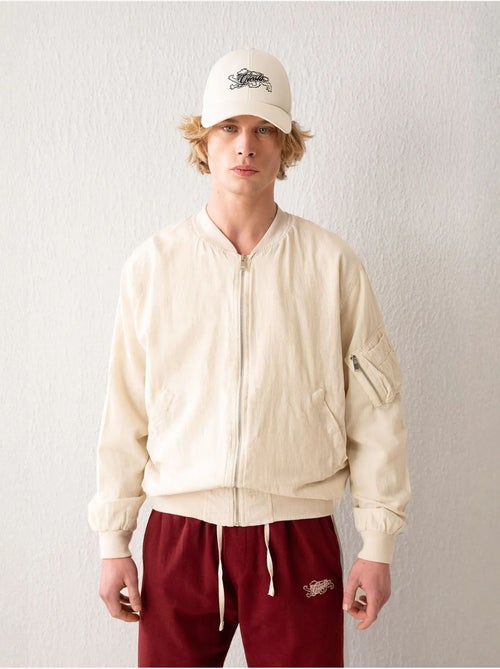 Giubbotto bomber in cotone con zip e tasca giesto - Kiabi Giubbotto bomber in cotone con zip e tasca giesto - Kiabi