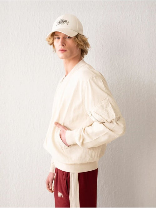 Giubbotto bomber in cotone con zip e tasca giesto - Kiabi Giubbotto bomber in cotone con zip e tasca giesto - Kiabi