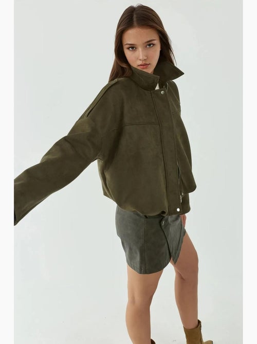 Giubbotto bomber in suede dalla texture morbida hiccup - Kiabi Giubbotto bomber in suede dalla texture morbida hiccup - Kiabi