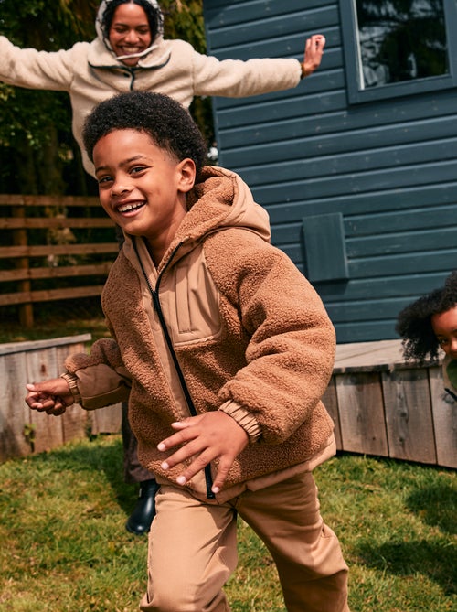 Giubbotto con cappuccio bimaterico effetto montone - Kiabi