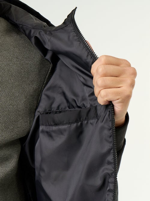 Giubbotto con cappuccio e zip in due materiali - Kiabi Giubbotto con cappuccio e zip in due materiali - Kiabi