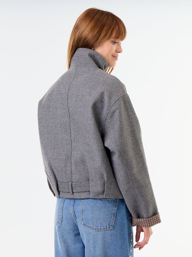 Giubbotto corto effetto lana con cintura integrata Grigio - Kiabi