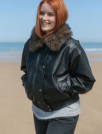 Giubbotto in similpelle oversize con collo in pelliccia rimovibile