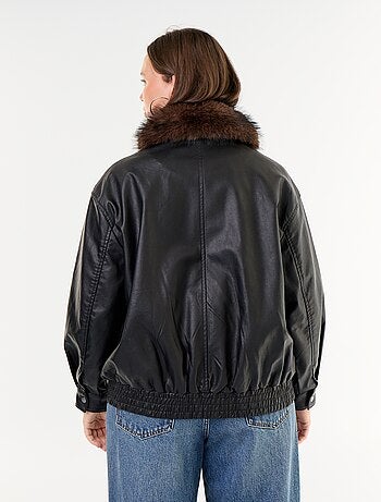 Giubbotto oversize in similpelle con collo in pelliccia sintetica rimovibile