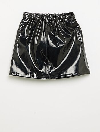 Gonna corta in vinile con grandi tasche