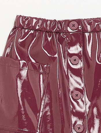 Gonna corta in vinile con grandi tasche