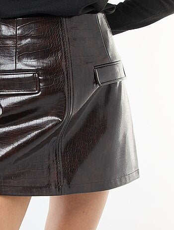 Gonna in similpelle 'effetto serpente' con tasche a pattina