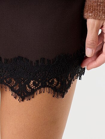 Gonna pantaloncino con pizzo sul fondo