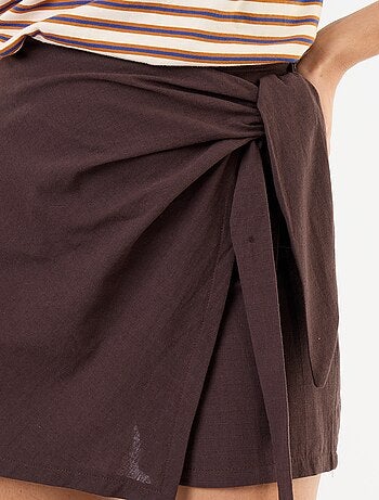 Gonna pantaloncino leggera con cintura da annodare