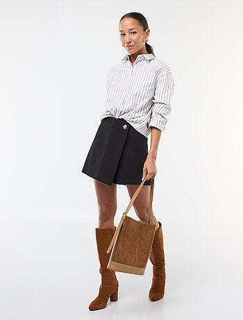 Gonna pantalone asimmetrica con bottone dorato