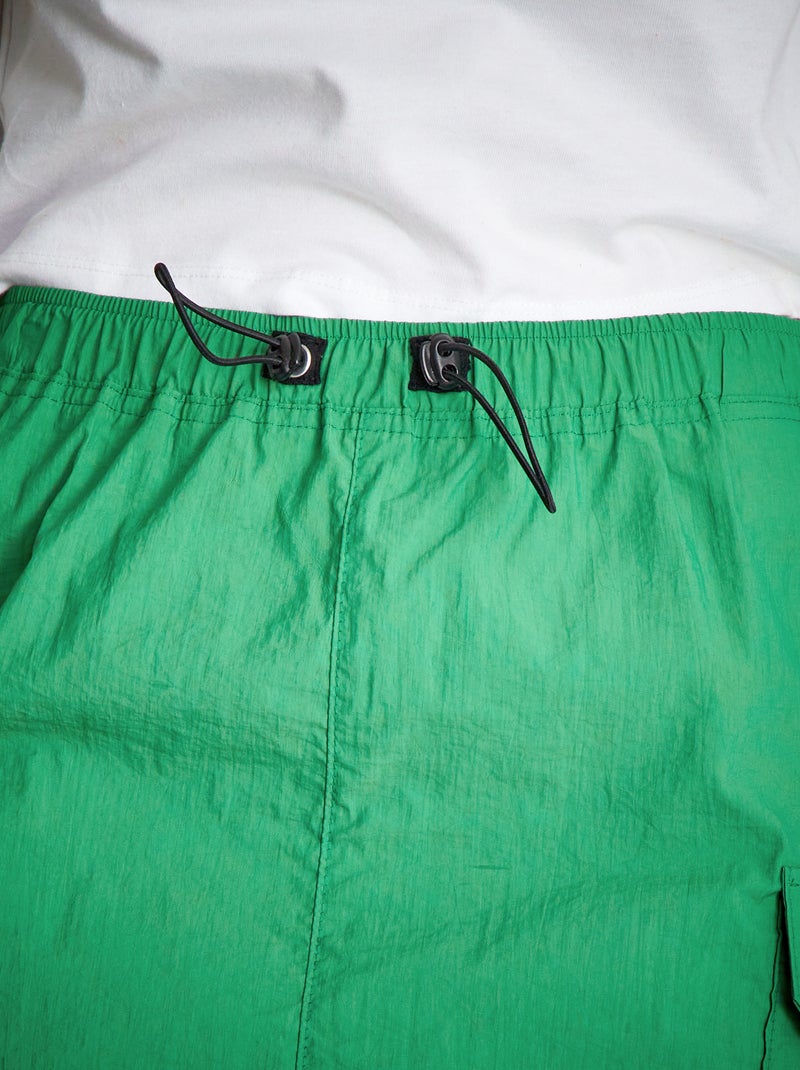 Gonna tinta unita in tela parachute VERDE - Kiabi