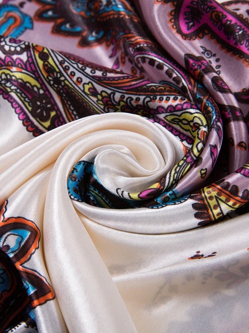 Grande carré di seta Purple white Zoe - Kiabi Grande carré di seta Purple white Zoe - Kiabi