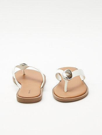Infradito in similpelle con dettaglio metallico