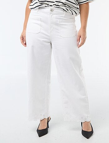 Jeans a gamba larga a vita alta con tasche applicate davanti e dietro