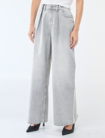 Jeans a gamba larga a vita alta