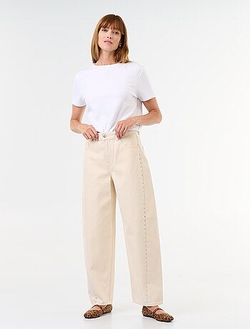 Jeans a gamba larga con borchie fantasiose