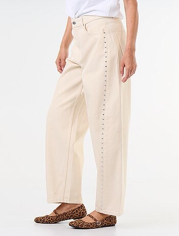 Jeans a gamba larga con borchie fantasiose