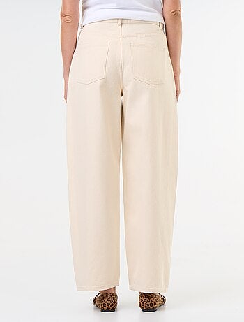 Jeans a gamba larga con borchie fantasiose