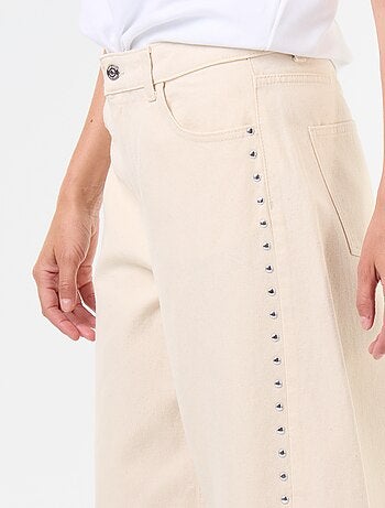 Jeans a gamba larga con borchie fantasiose