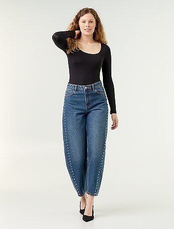 Jeans a gamba larga con borchie fantasiose