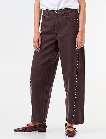 Jeans a gamba larga con borchie fantasiose