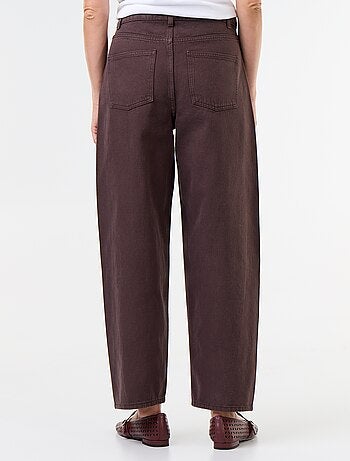 Jeans a gamba larga con borchie fantasiose