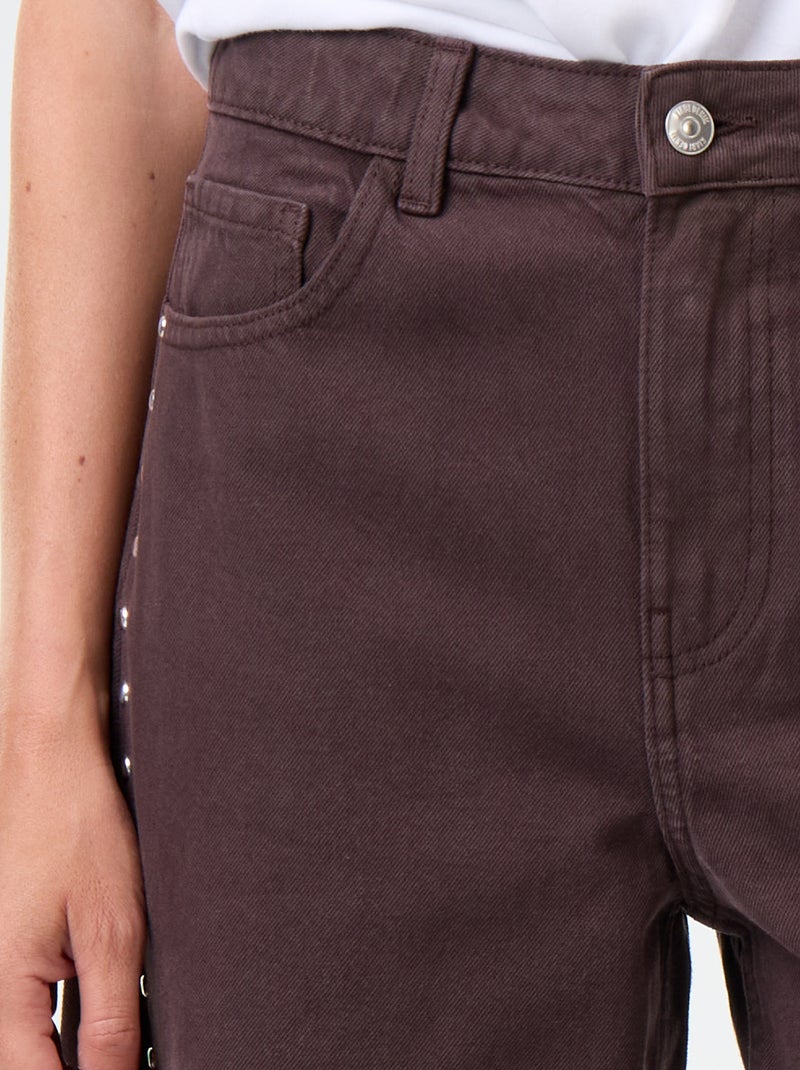 Jeans a gamba larga con borchie fantasiose Marrone - Kiabi
