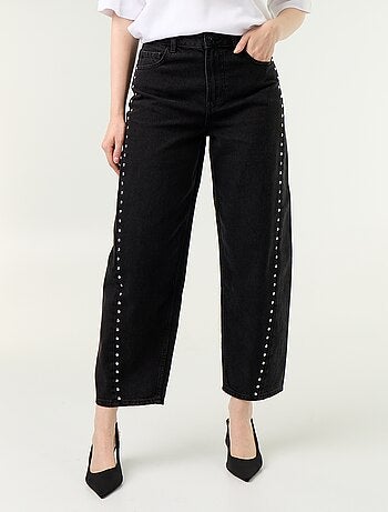 Jeans a gamba larga con borchie fantasiose