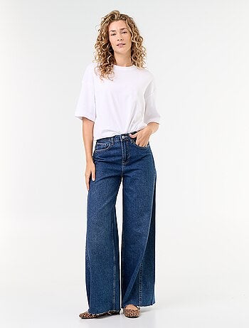 Jeans a gamba larga con orlo a taglio vivo