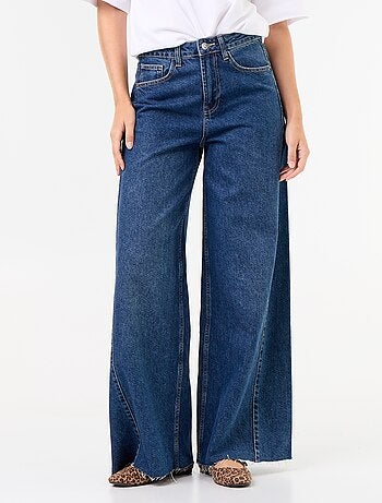 Jeans a gamba larga con orlo a taglio vivo