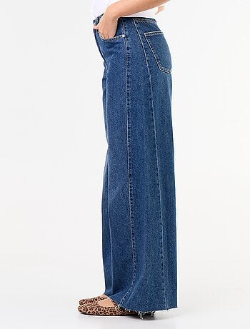 Jeans a gamba larga con orlo a taglio vivo