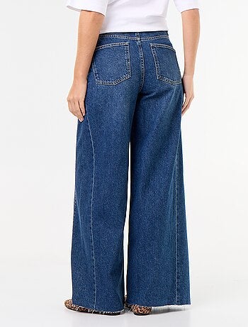 Jeans a gamba larga con orlo a taglio vivo