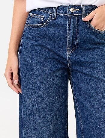 Jeans a gamba larga con orlo a taglio vivo