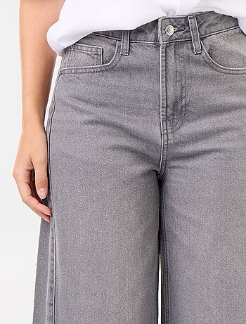 Jeans a gamba larga con orlo a taglio vivo