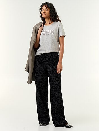 Jeans a gamba larga con stampa leopardata