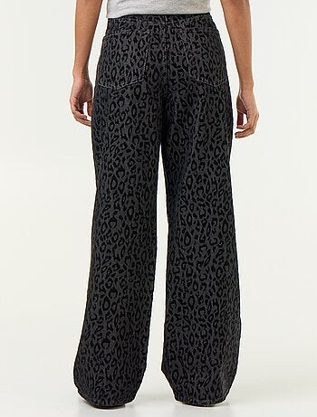 Jeans a gamba larga con stampa leopardata
