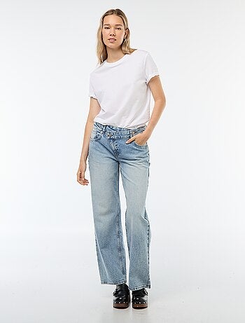 Jeans a gamba larga e vita alta con cintura asimmetrica