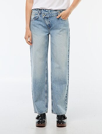 Jeans a gamba larga e vita alta con cintura asimmetrica