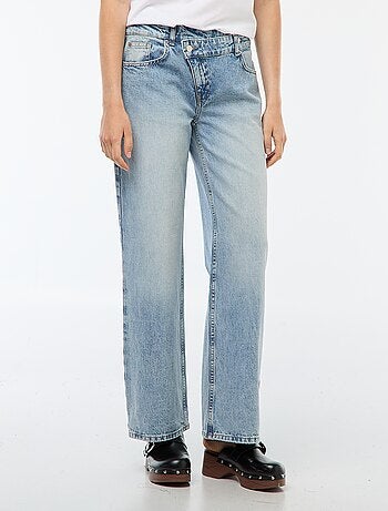 Jeans a gamba larga e vita alta con cintura asimmetrica