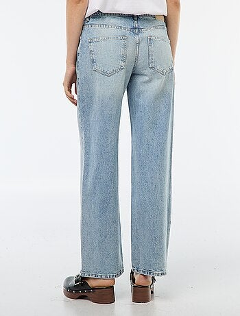 Jeans a gamba larga e vita alta con cintura asimmetrica