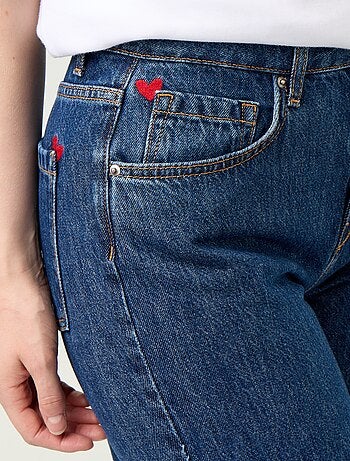 Jeans a vita alta taglio flare con ricami a 'cuori'