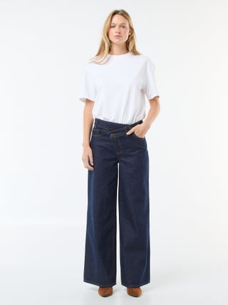 Jeans ampi con doppia apertura abbottonata