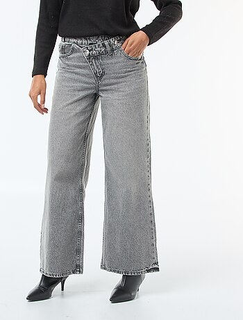 Jeans ampi con doppia apertura abbottonata