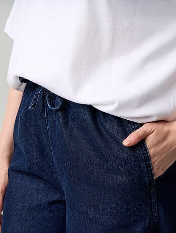 Jeans ampi con vita elasticizzata