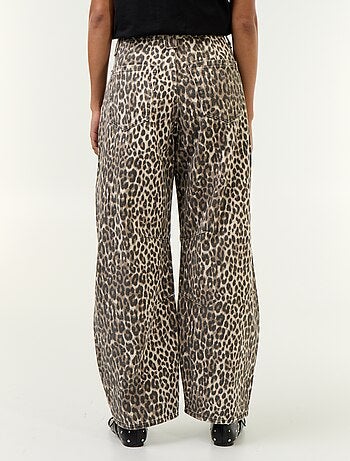 Jeans barrel con stampa leopardata