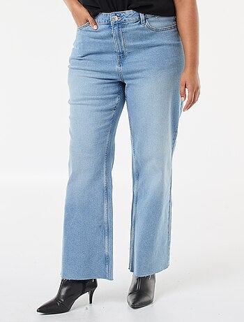 Jeans bootcut con orlo sfrangiato