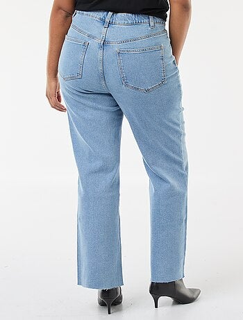 Jeans bootcut con orlo sfrangiato